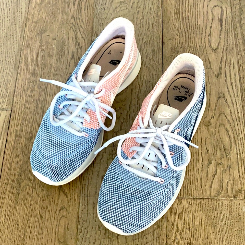 Women’s Nike size 8 two tone everyday sneaker